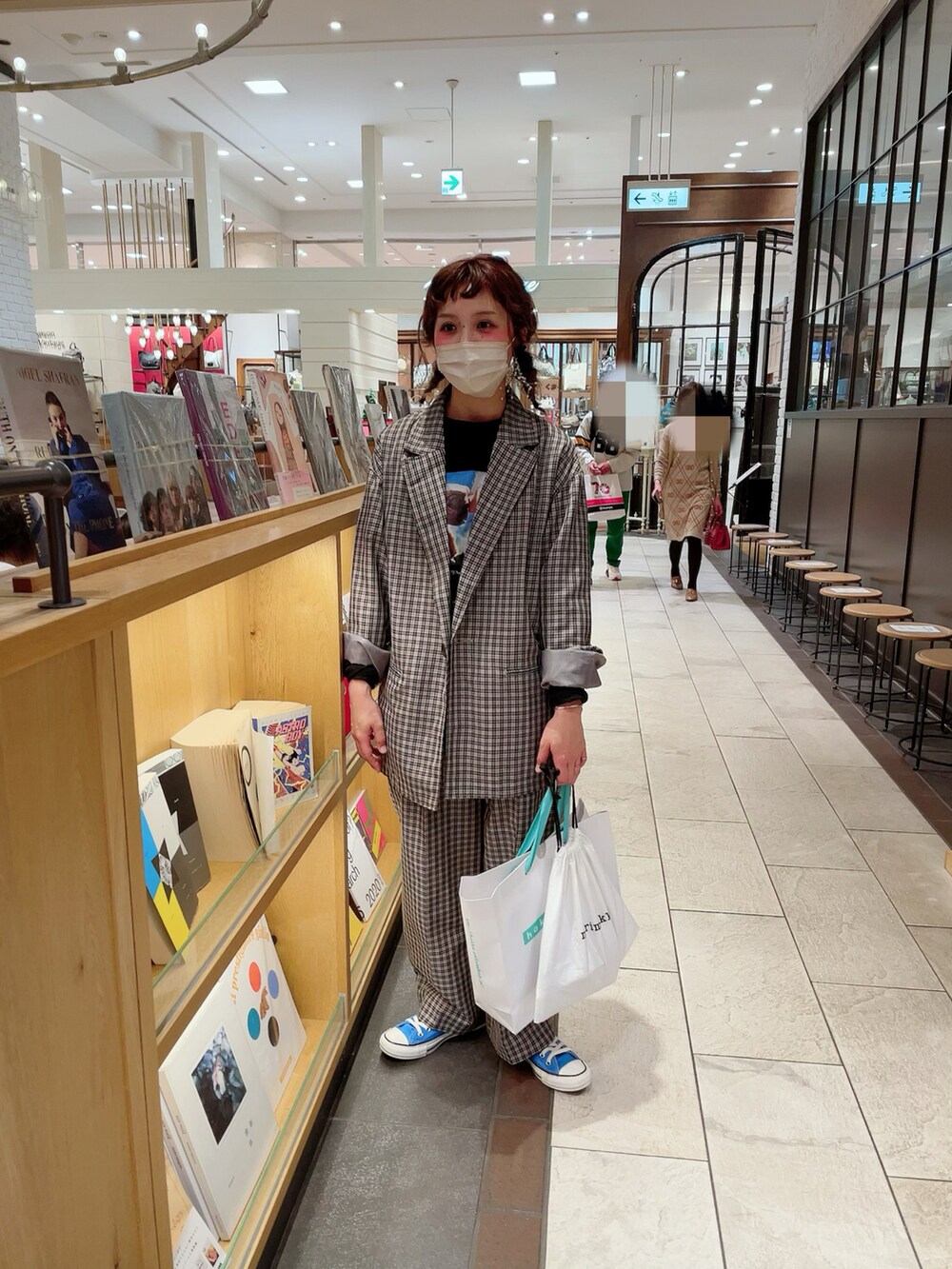 その他のスーツジャケット、その他のスーツパンツ、ブラック系のTシャツ/カットソーを着用したレディースの春コーディネートの2枚目の写真