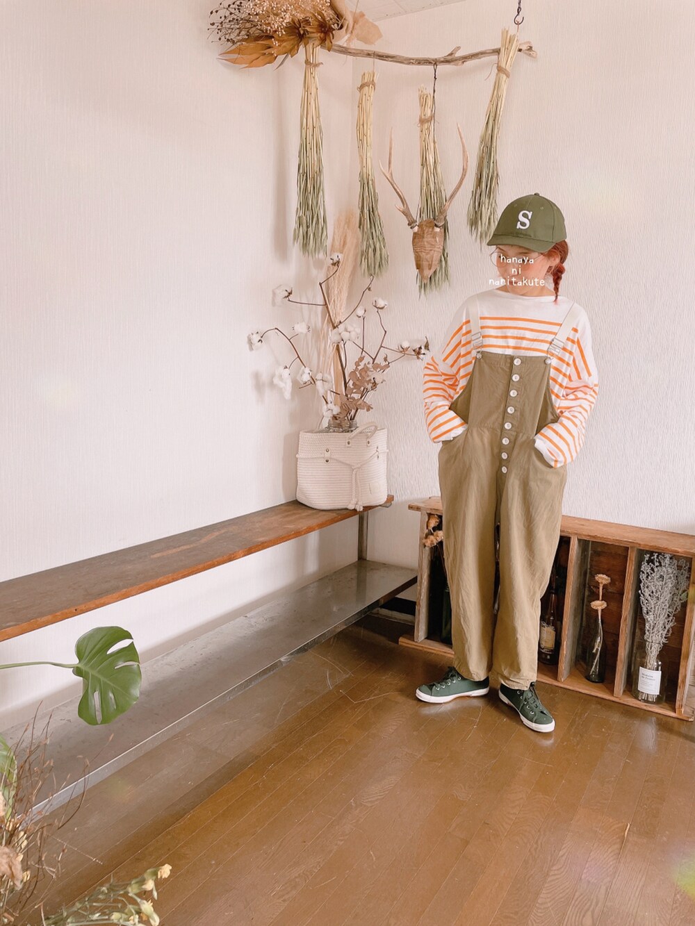 オレンジ系のTシャツ/カットソー、グリーン系のサロペット/オーバーオール、グリーン系のスニーカーを着用したレディースの春コーディネートの2枚目の写真