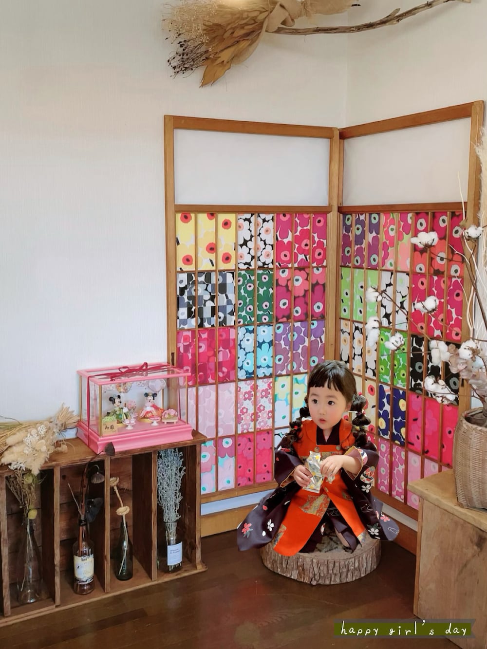 その他のその他ヘアアクセサリー、オレンジ系のハンチング/ベレー帽、その他のその他ヘアアクセサリーを着用したキッズの春コーディネートの3枚目の写真