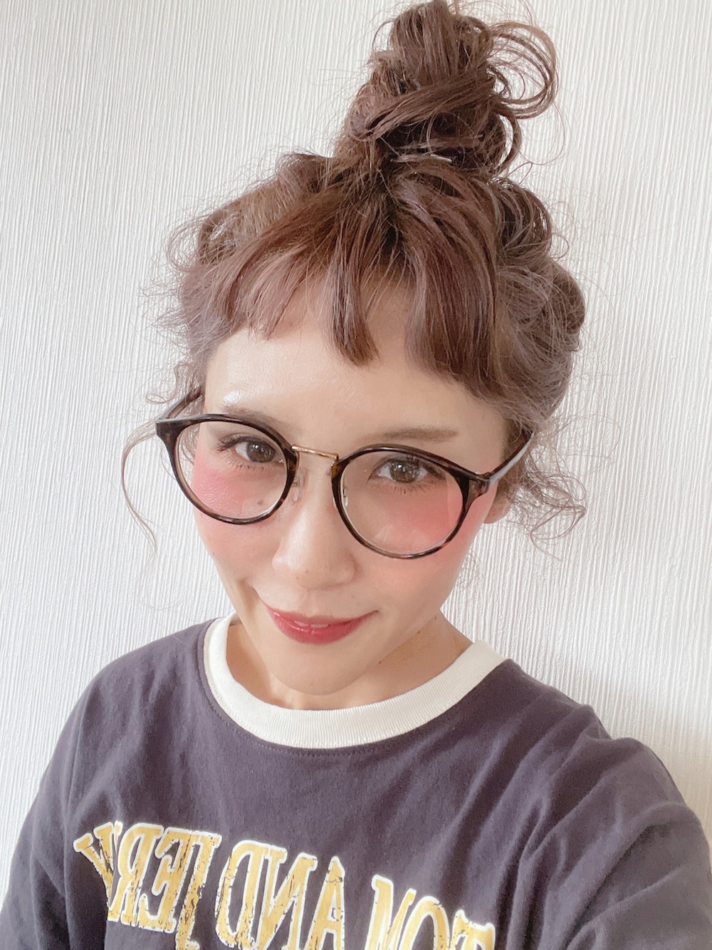 グレー系のTシャツ/カットソー、ベージュ系のパンツ、ブラック系のサンダルを着用したレディースの春コーディネートの2枚目の写真