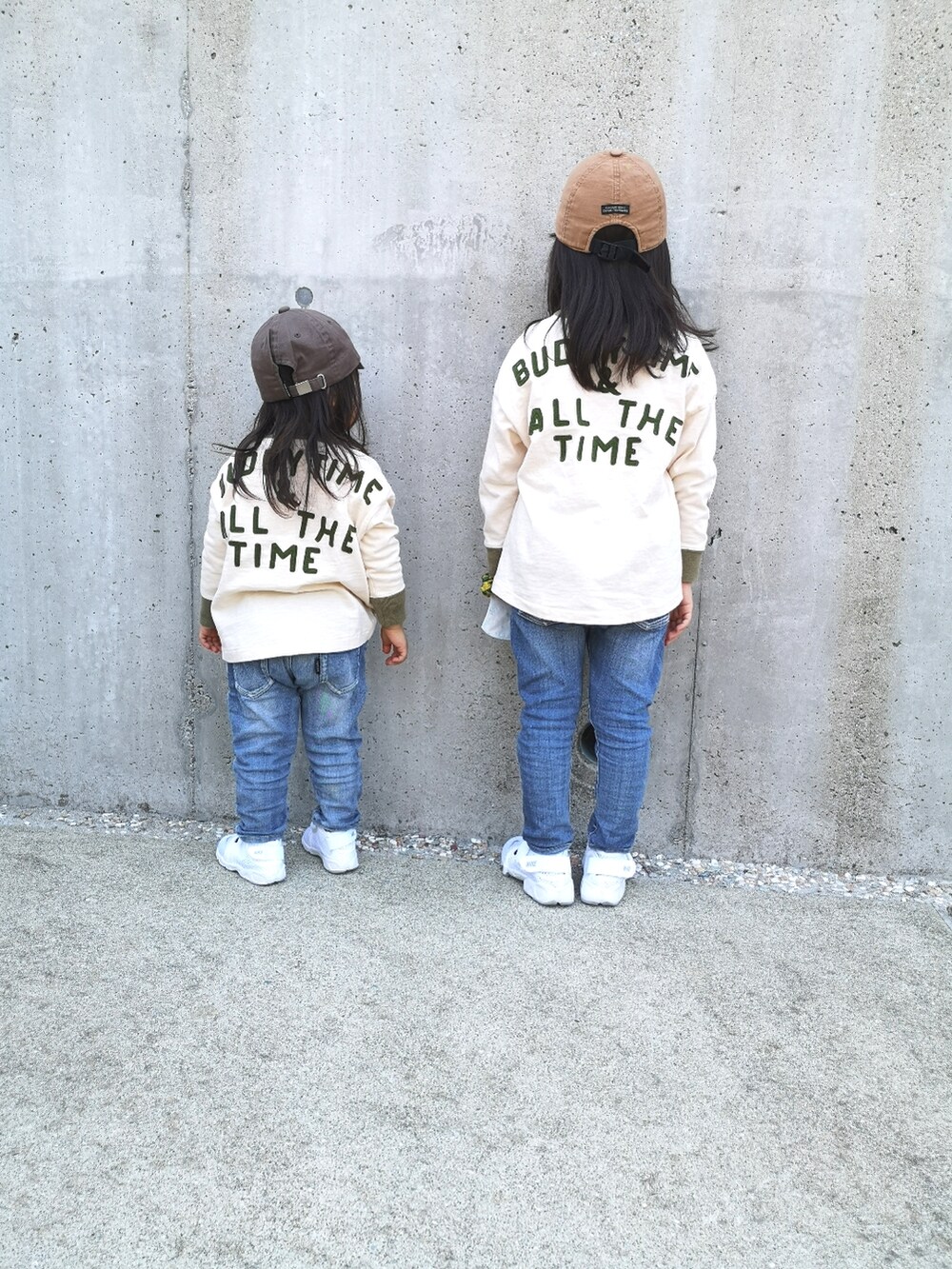 ホワイト系のスニーカー、ホワイト系のスニーカー、ブルー系のデニムパンツを着用したキッズの春コーディネートの2枚目の写真