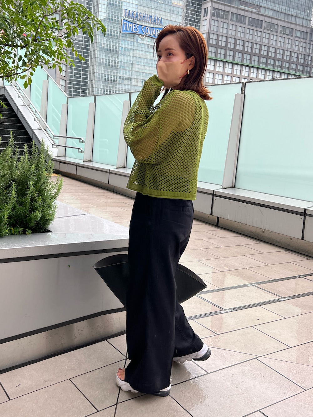 グリーン系のトップス、ブラック系のその他パンツ、ブラック系のサンダルを着用したレディースの夏コーディネートの2枚目の写真