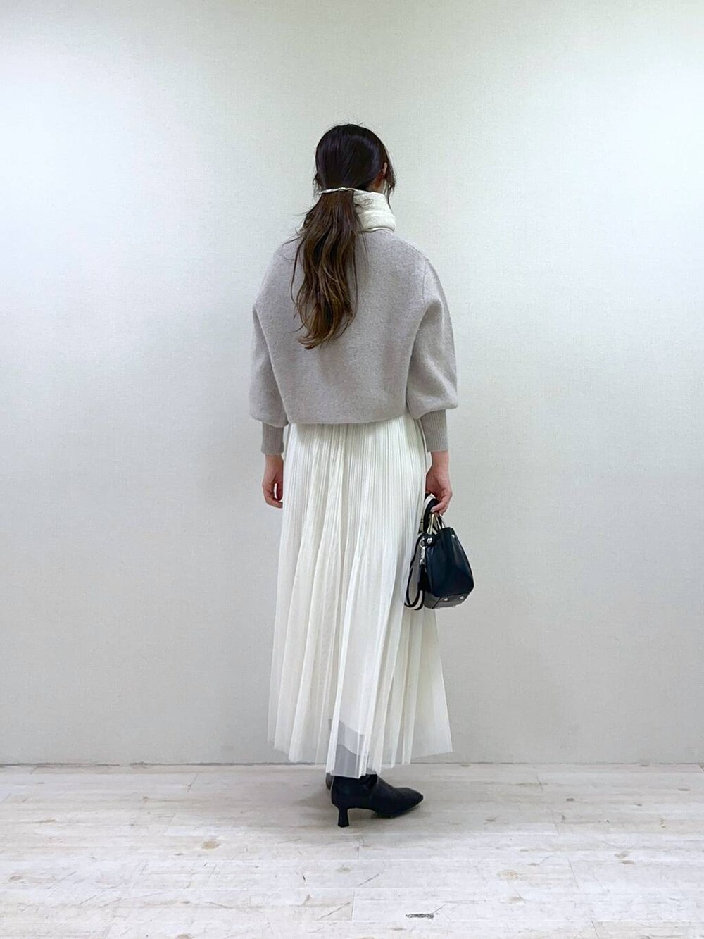 「apart by lowrys、スカート、ロングスカート、バッグ、秋コーデ、冬コーデ、ストール、マフラー、ブーツ」｜「A part byのラメチュールプリーツスカート（スカート、ホワイト系）」を使った、rinさん（レディース・164cm）の冬コーディネートの3枚目の写真