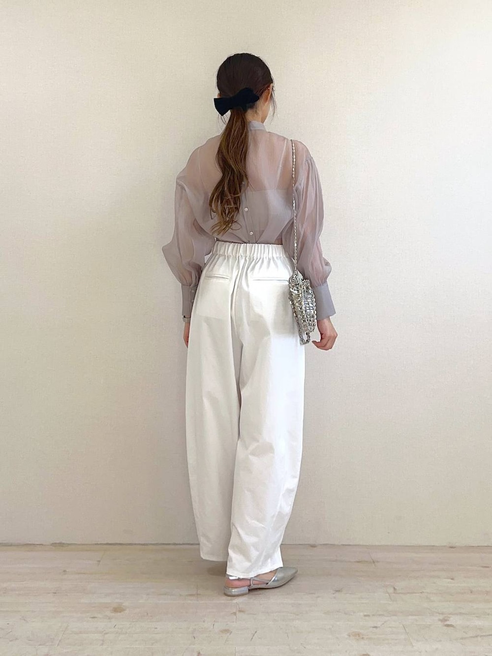 グレー系のシャツ/ブラウス、ホワイト系のその他パンツ、シルバー系のパンプスを着用したレディースの冬コーディネートの3枚目の写真