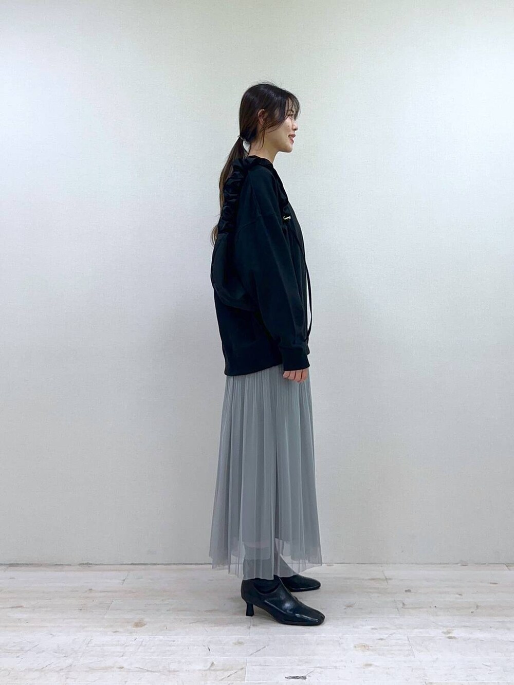 「apart by lowrys、ロングスカート、ブーツ、冬コーデ、春コーデ、ショルダーバッグ、カジュアル、スウェット、スカート」｜「A part byのスクエアステッチショートブーツ（ブーツ、ブラック系）」を使った、rinさん（レディース・164cm）の冬コーディネートの2枚目の写真