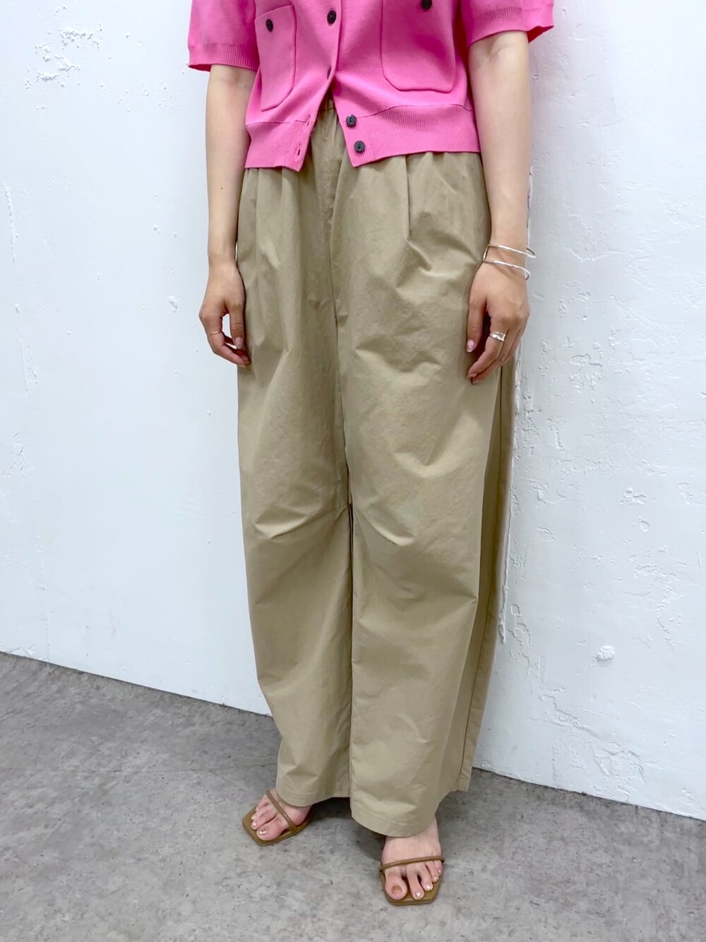 「オトナ女子、シンプルコーデ、カーブパンツ、ストラップサンダル、トレンド、ピンク、きれいめカジュアル、大人可愛い、イエベ春、骨格ウェーブ、春夏コーデ、omekashi、初夏コーデ、カーディガン、大人コーデ」｜「Omekashiの半袖強撚スウェットライクポケットカーディガン（カーディガン/ボレロ、ホワイト系）」を使った、anna  aoyamaさん（レディース・161cm）の春コーディネートの3枚目の写真