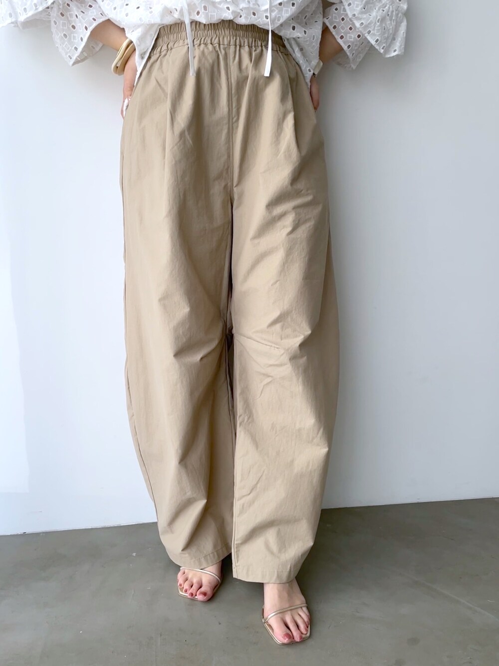 「ビッグシルエット、カーブパンツ、淡色コーデ、レースブラウス、ストラップサンダル、春服、大人可愛い、パンツコーデ、トレンド、ブラウス、大人カジュアル、骨格ウェーブ、イエベ春、チョーカー、淡色女子」｜「Omekashiのイージーカーブパンツ（チノパンツ、ベージュ系）」を使った、anna  aoyamaさん（レディース・161cm）の春コーディネートの3枚目の写真