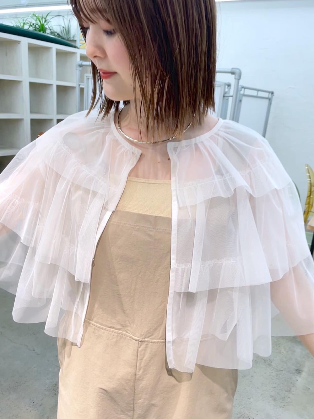 「春夏コーデ、おでかけコーデ、サロペット、オトナカジュアル、ストラップシューズ、ベージュ、ベージュコーデ、チュール、淡色コーデ、ワントーンコーデ、フリル、オーバーオール、春コーデ、春色、淡色女子」｜「Omekashiのサイドホールサロペット（つなぎ/オールインワン、ベージュ系）」を使った、anna  aoyamaさん（レディース・161cm）の春コーディネートの2枚目の写真