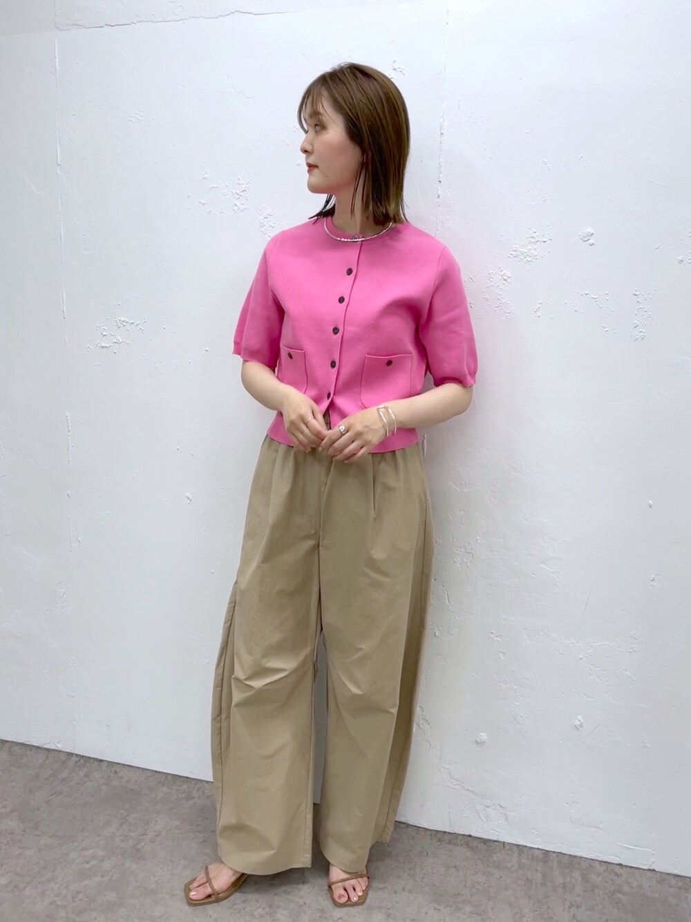 「オトナ女子、シンプルコーデ、カーブパンツ、ストラップサンダル、トレンド、ピンク、きれいめカジュアル、大人可愛い、イエベ春、骨格ウェーブ、春夏コーデ、omekashi、初夏コーデ、カーディガン、大人コーデ」｜「Omekashiの半袖強撚スウェットライクポケットカーディガン（カーディガン/ボレロ、ホワイト系）」を使った、anna  aoyamaさん（レディース・161cm）の春コーディネートの2枚目の写真