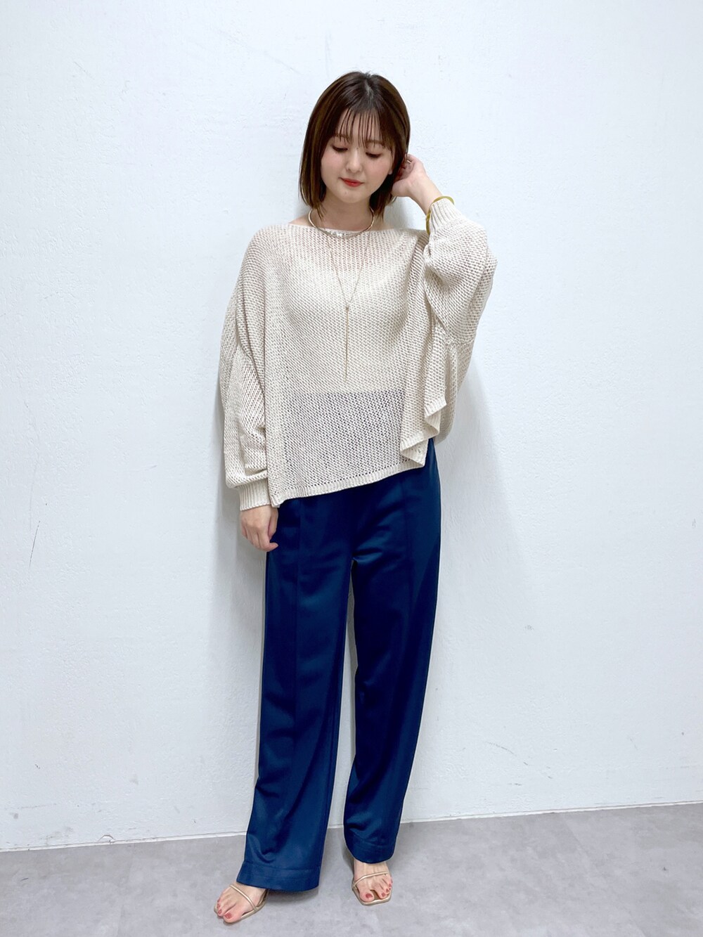 「休日スタイル、ジャージーパンツ、ゆるニット、春コーデ、大人かわいい、大人女子、骨格ウェーブ、イエベ春、ストラップシューズ、春服みてみて、大人コーデ、パンツスタイル、楽チンコーデ、着痩せコーデ、きれいめカジュアル」｜「Omekashiのジャージースラックス（その他パンツ、ブルー系）」を使った、anna  aoyamaさん（レディース・161cm）の春コーディネートの2枚目の写真