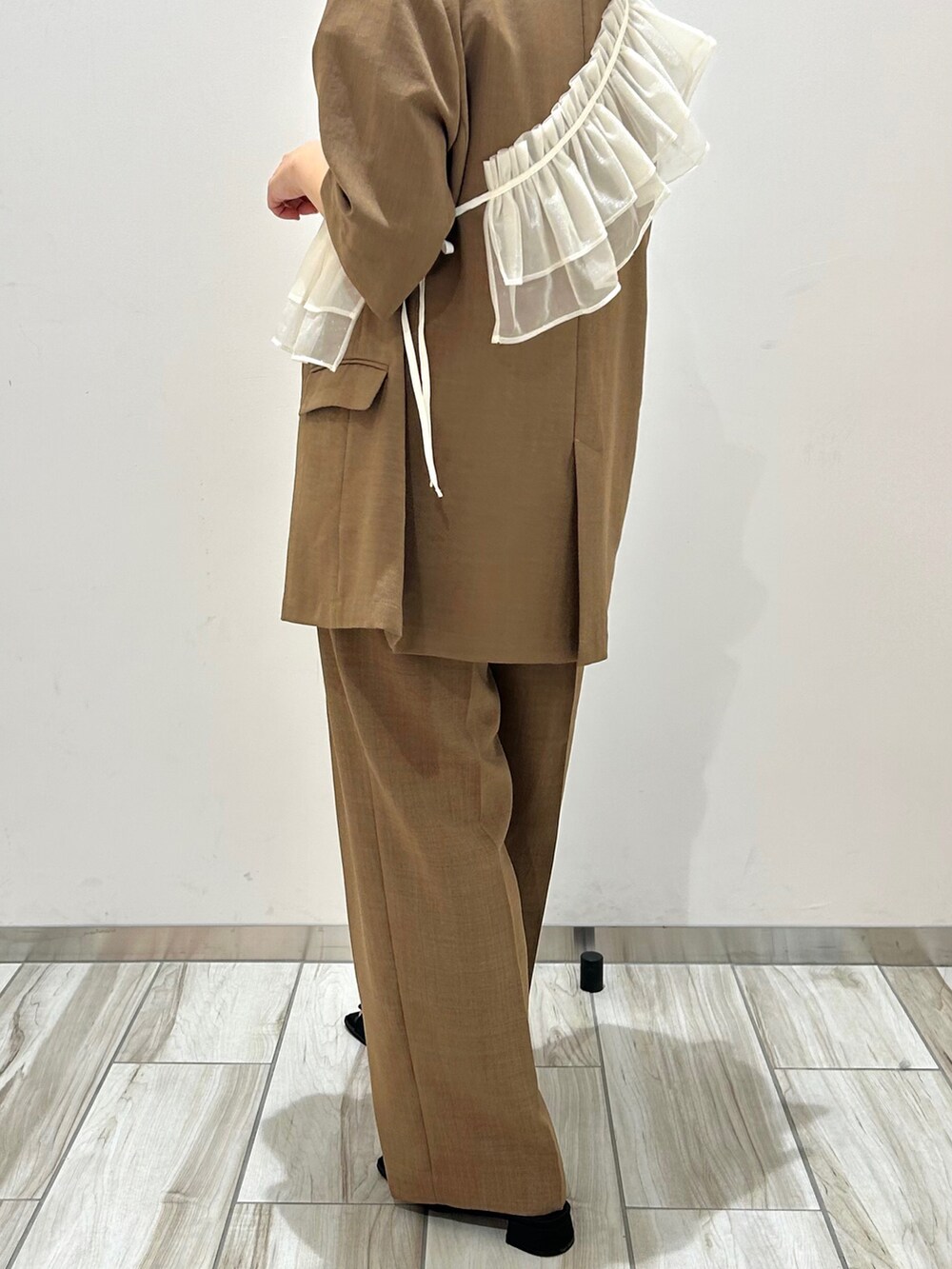 ホワイト系のTシャツ/カットソー、ブラウン系のテーラードジャケット、ブラウン系のスラックスを着用したレディースの夏コーディネートの3枚目の写真