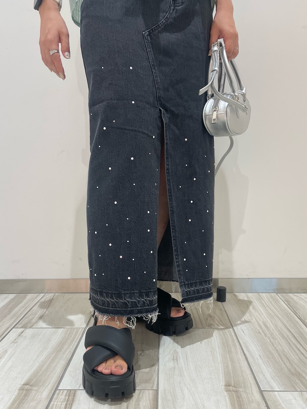 ブラック系のデニムスカートを着用したレディースの夏コーディネートの5枚目の写真