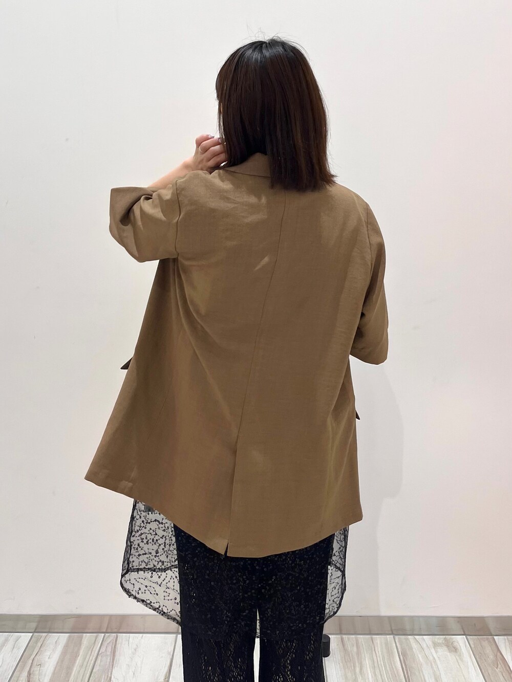 ブラウン系のテーラードジャケット、ホワイト系のTシャツ/カットソー、ブラック系のワンピースを着用したレディースの夏コーディネートの4枚目の写真