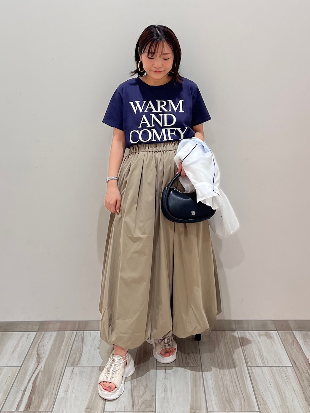 ブルー系のTシャツ/カットソー、グリーン系のスカートを着用したレディースの春コーディネートの2枚目の写真