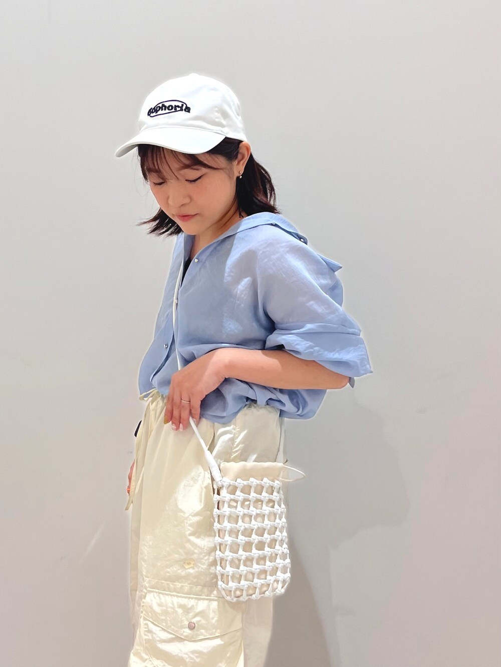 ブルー系のシャツ/ブラウス、ホワイト系のその他パンツ、ホワイト系のショルダーバッグを着用したレディースの夏コーディネートの2枚目の写真