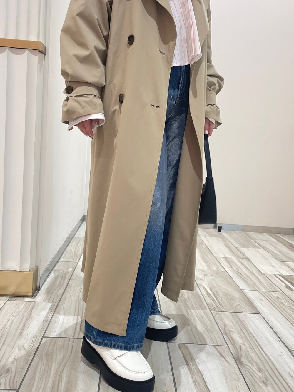 ブラック系のハンドバッグを着用したレディースの冬コーディネートの3枚目の写真