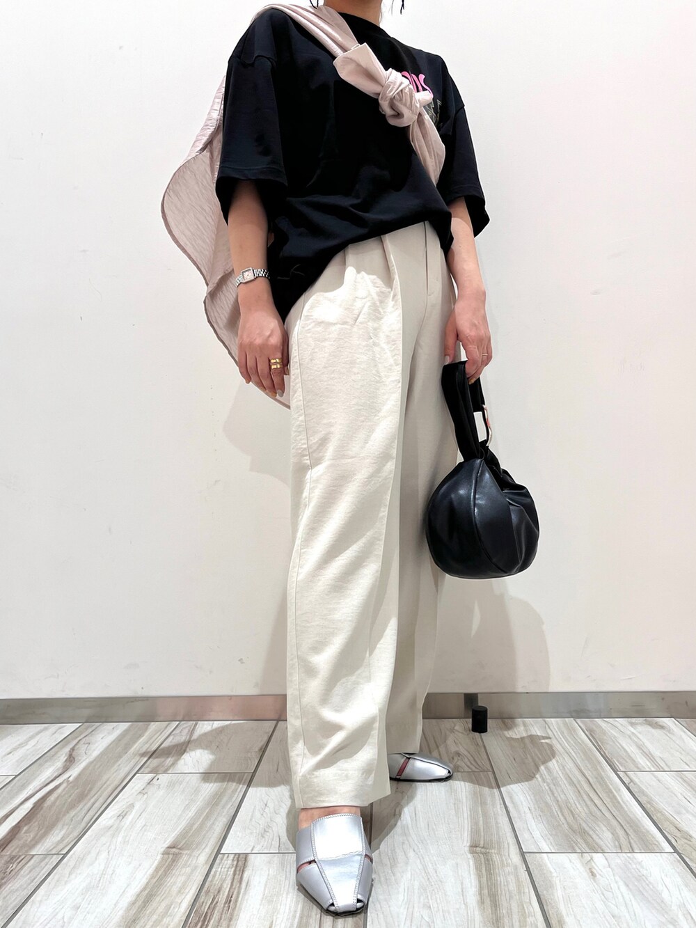 ブラック系のTシャツ/カットソー、ピンク系のシャツ/ブラウス、ホワイト系のスラックスを着用したレディースの春コーディネートの4枚目の写真