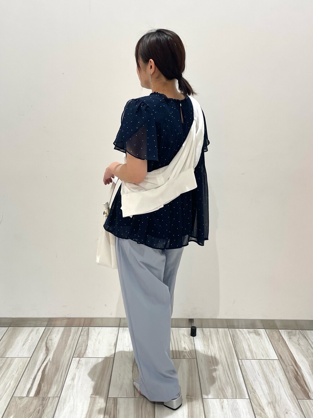 ブルー系のその他パンツ、ブルー系のシャツ/ブラウス、ホワイト系のカーディガン/ボレロを着用したレディースの春コーディネートの2枚目の写真