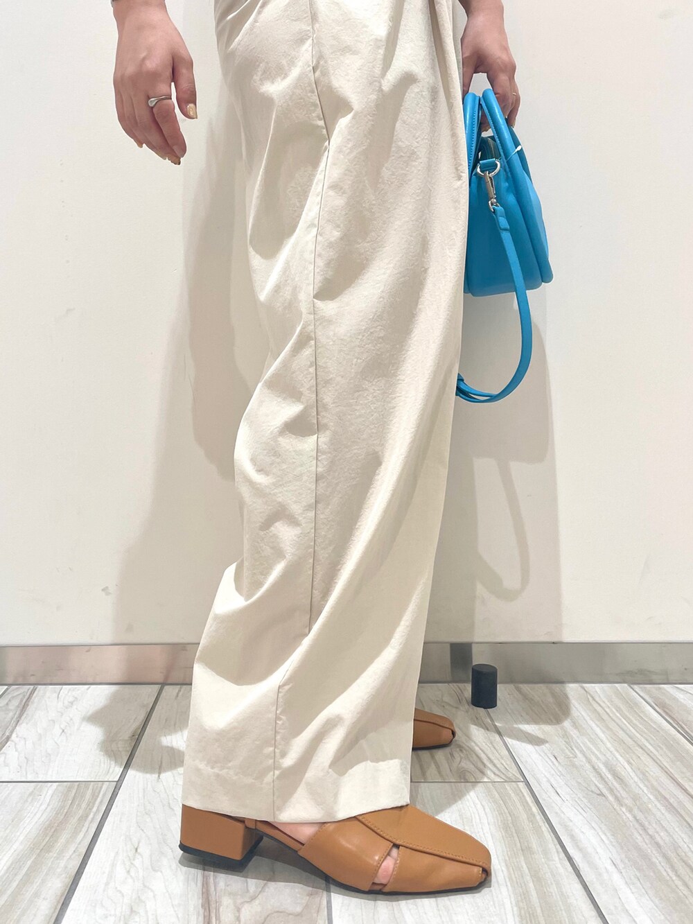 ホワイト系のキャミソール、ブルー系のTシャツ/カットソー、ベージュ系のその他パンツを着用したレディースの春コーディネートの4枚目の写真