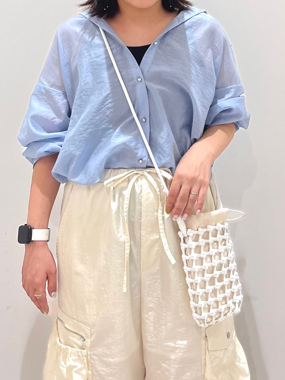 ブルー系のシャツ/ブラウス、ホワイト系のその他パンツ、ホワイト系のショルダーバッグを着用したレディースの夏コーディネートの3枚目の写真