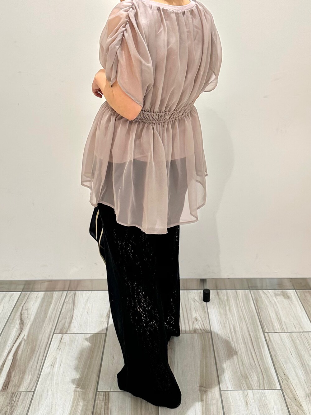 ベージュ系のTシャツ/カットソー、ブラック系のその他パンツ、ブラック系のハンドバッグを着用したレディースの夏コーディネートの3枚目の写真