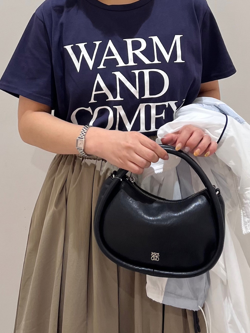 ブルー系のTシャツ/カットソー、グリーン系のスカートを着用したレディースの春コーディネートの3枚目の写真