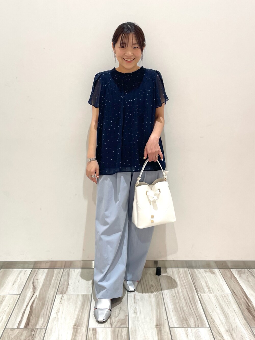 ブルー系のその他パンツ、ブルー系のシャツ/ブラウス、ホワイト系のカーディガン/ボレロを着用したレディースの春コーディネートの4枚目の写真