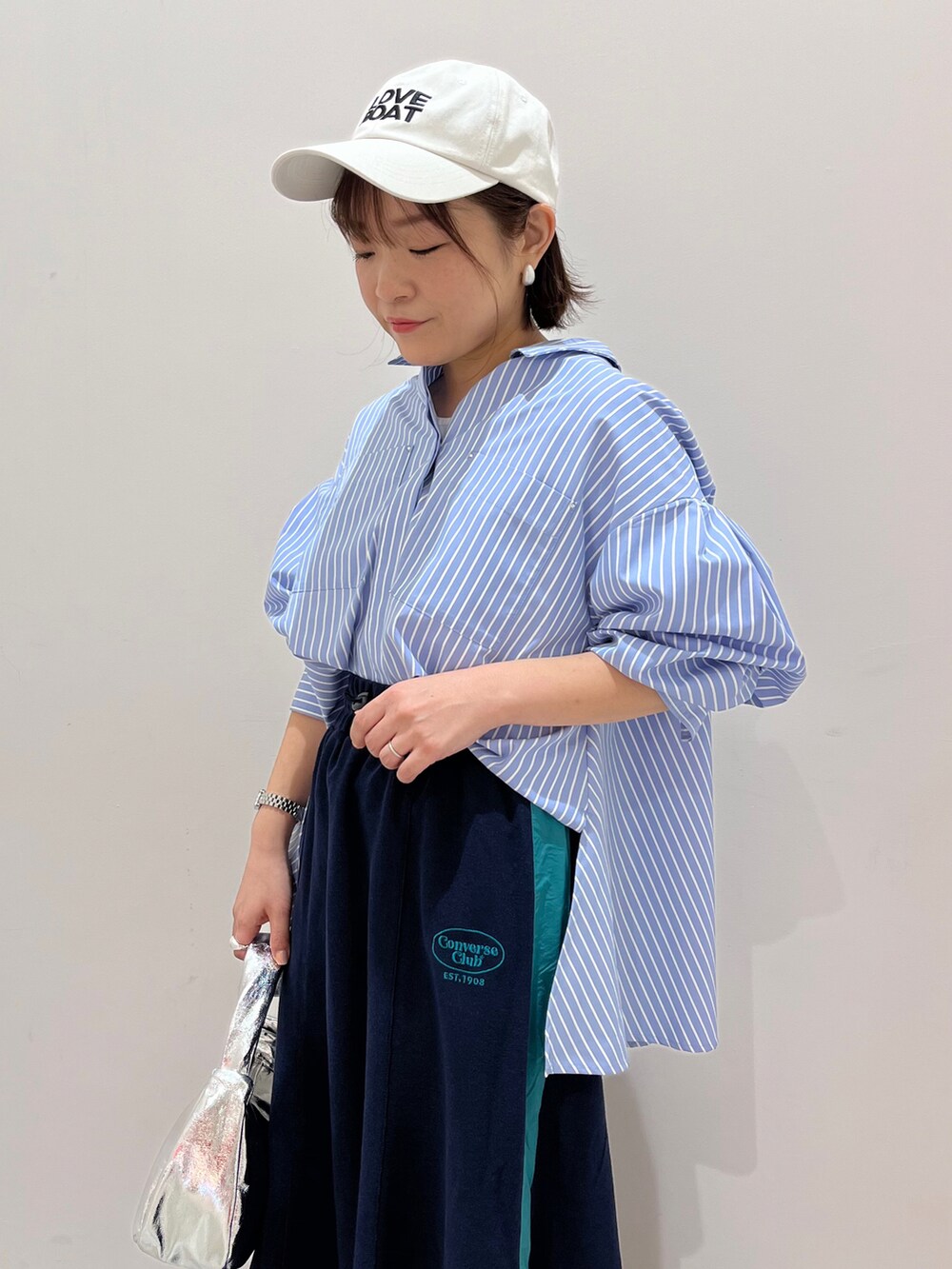 ブルー系のシャツ/ブラウス、ブルー系のスカートを着用したレディースの冬コーディネートの2枚目の写真