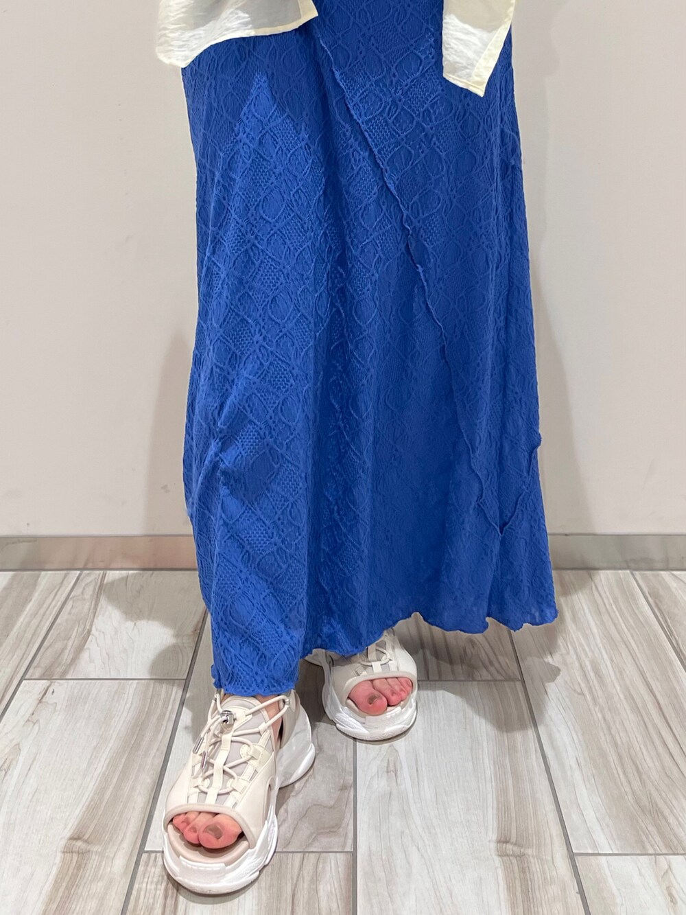 ブルー系のワンピース、ホワイト系のシャツ/ブラウスを着用したレディースの春コーディネートの4枚目の写真