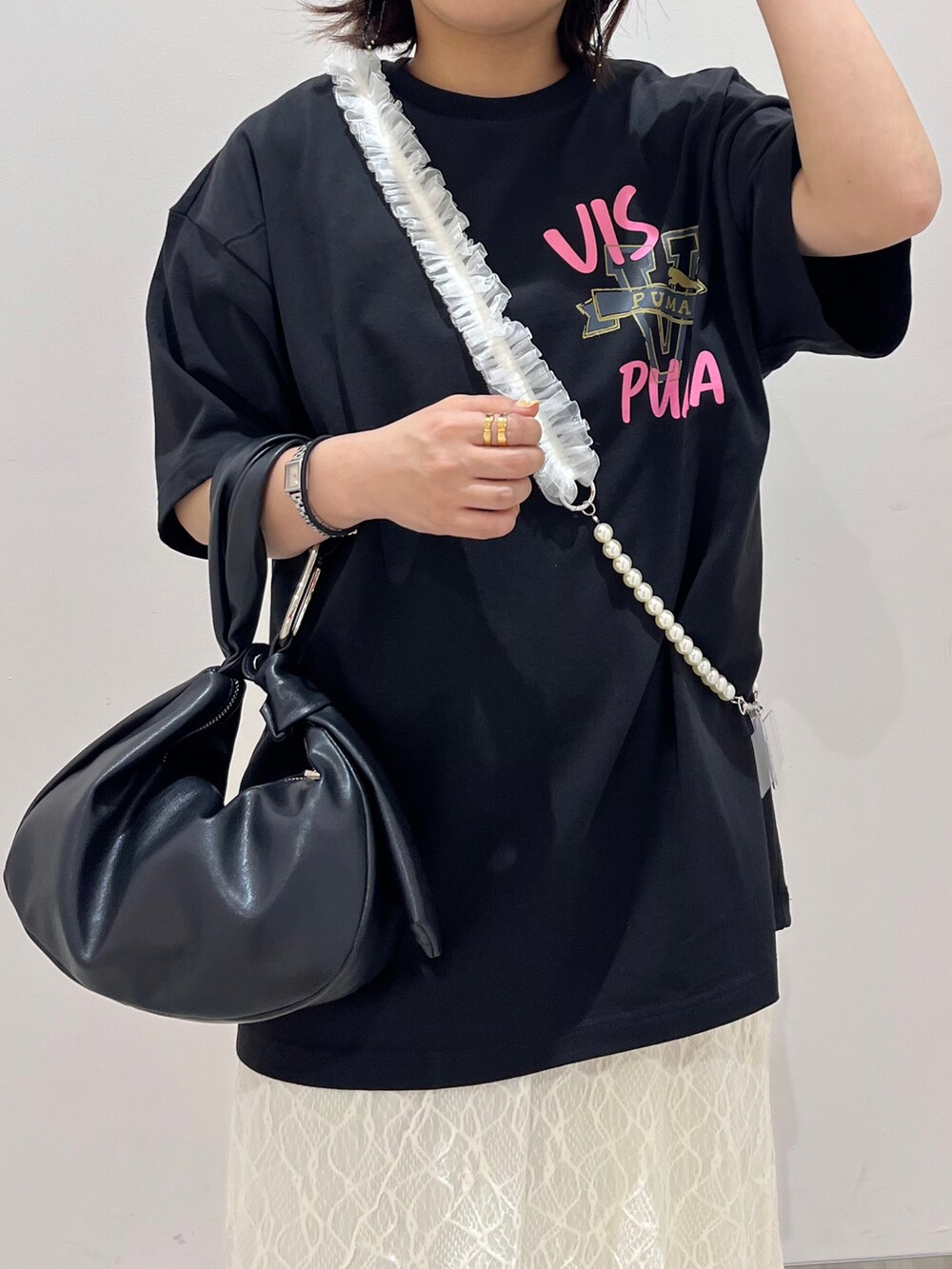 ブラック系のTシャツ/カットソー、ホワイト系のワンピースを着用したレディースの春コーディネートの3枚目の写真