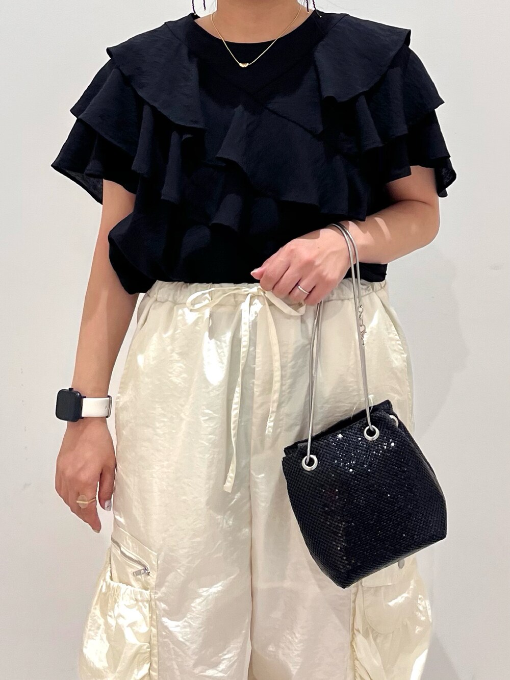 ブラック系のシャツ/ブラウス、ホワイト系のその他パンツ、ブラック系のショルダーバッグを着用したレディースの夏コーディネートの3枚目の写真