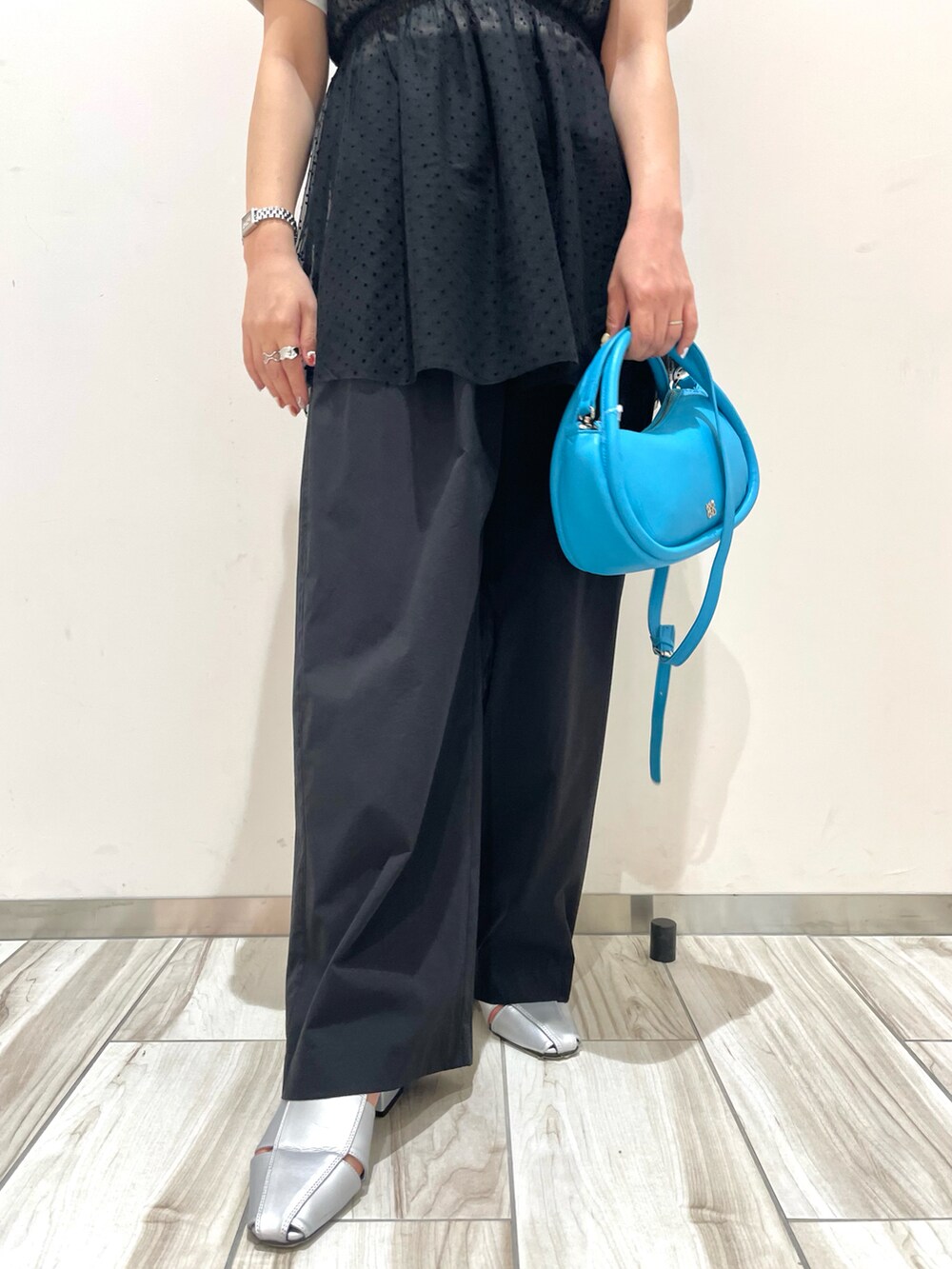 ブラック系のその他パンツ、ブラック系のシャツ/ブラウス、グレー系のTシャツ/カットソーを着用したレディースの春コーディネートの5枚目の写真