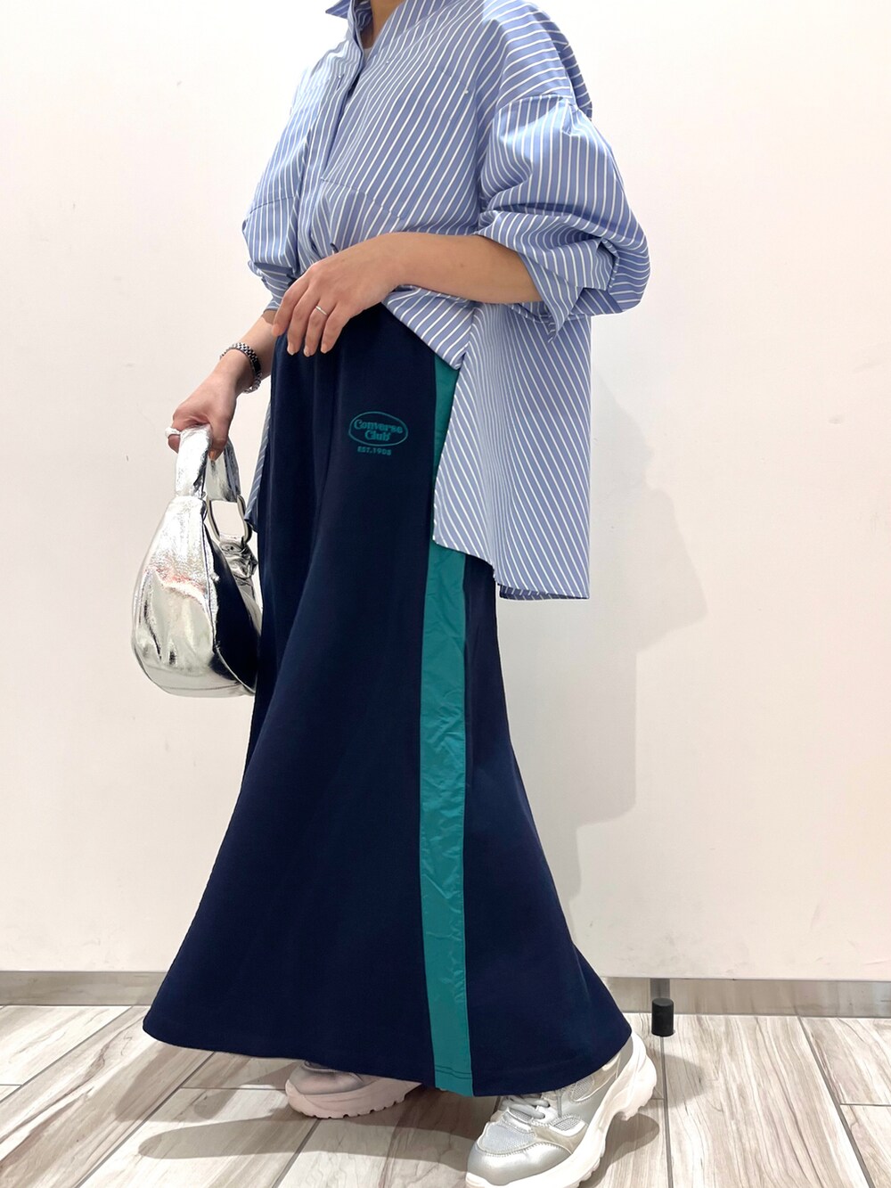 ブルー系のシャツ/ブラウス、ブルー系のスカートを着用したレディースの冬コーディネートの3枚目の写真