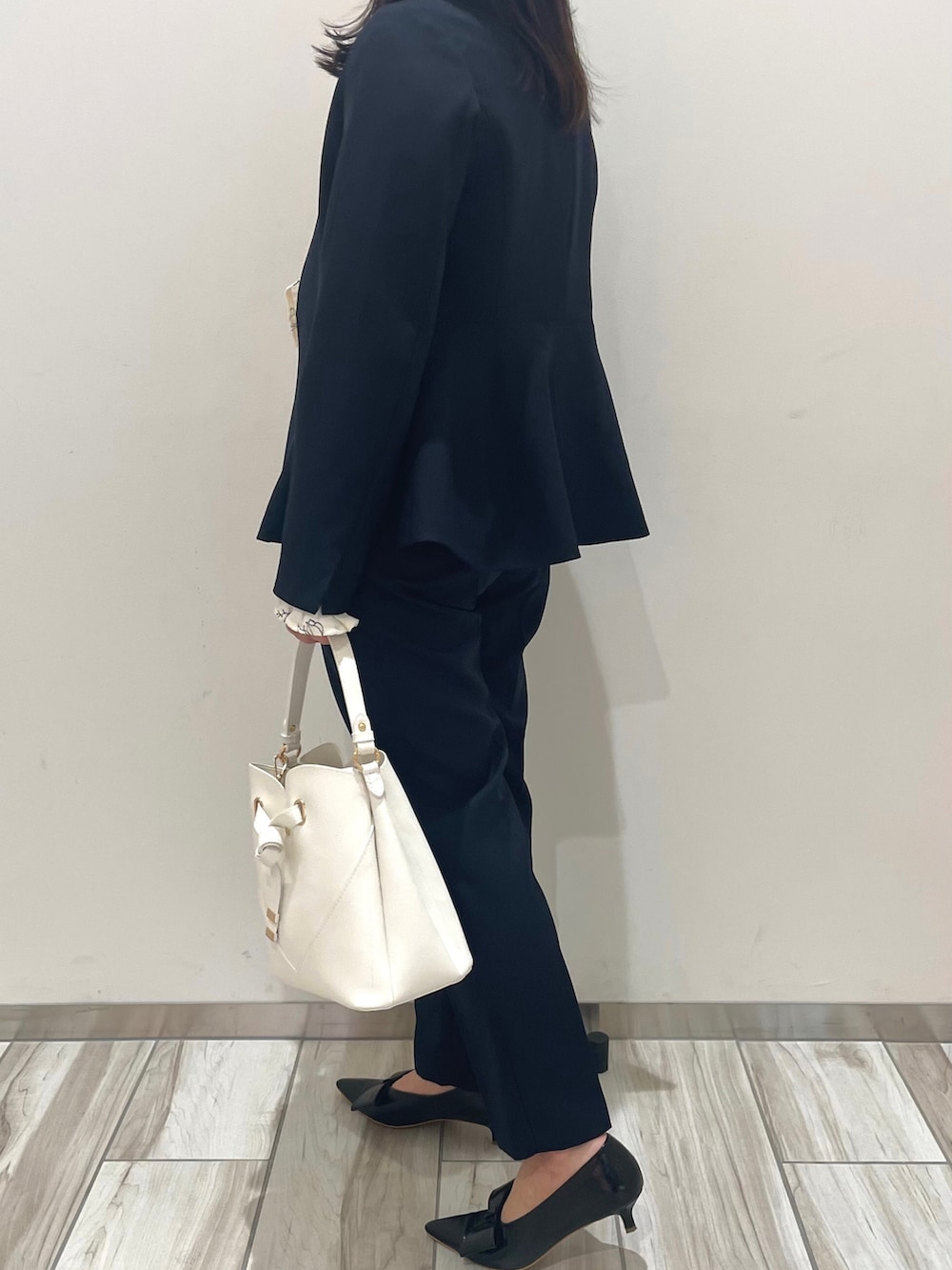 ブルー系のスラックス、ブルー系のノーカラージャケット、ホワイト系のシャツ/ブラウスを着用したレディースの冬コーディネートの4枚目の写真