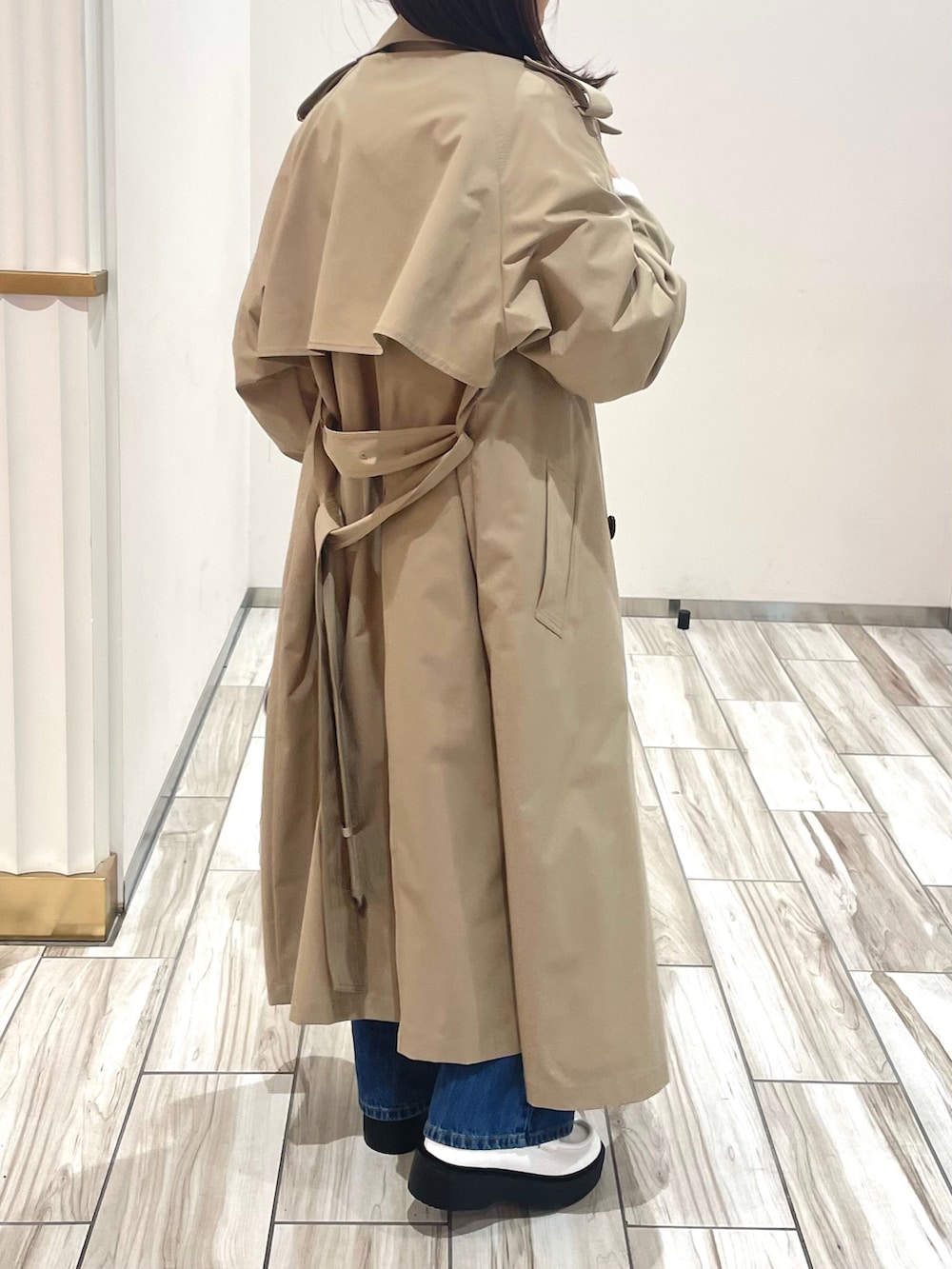 ブラック系のハンドバッグを着用したレディースの冬コーディネートの4枚目の写真