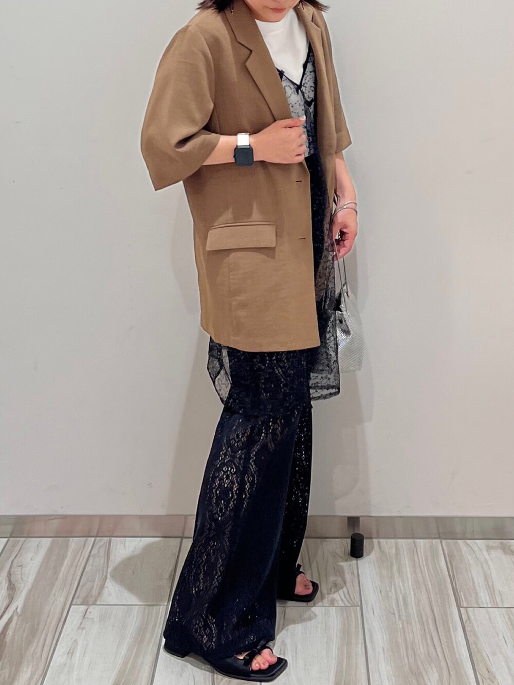 ブラウン系のテーラードジャケット、ホワイト系のTシャツ/カットソー、ブラック系のワンピースを着用したレディースの夏コーディネートの3枚目の写真