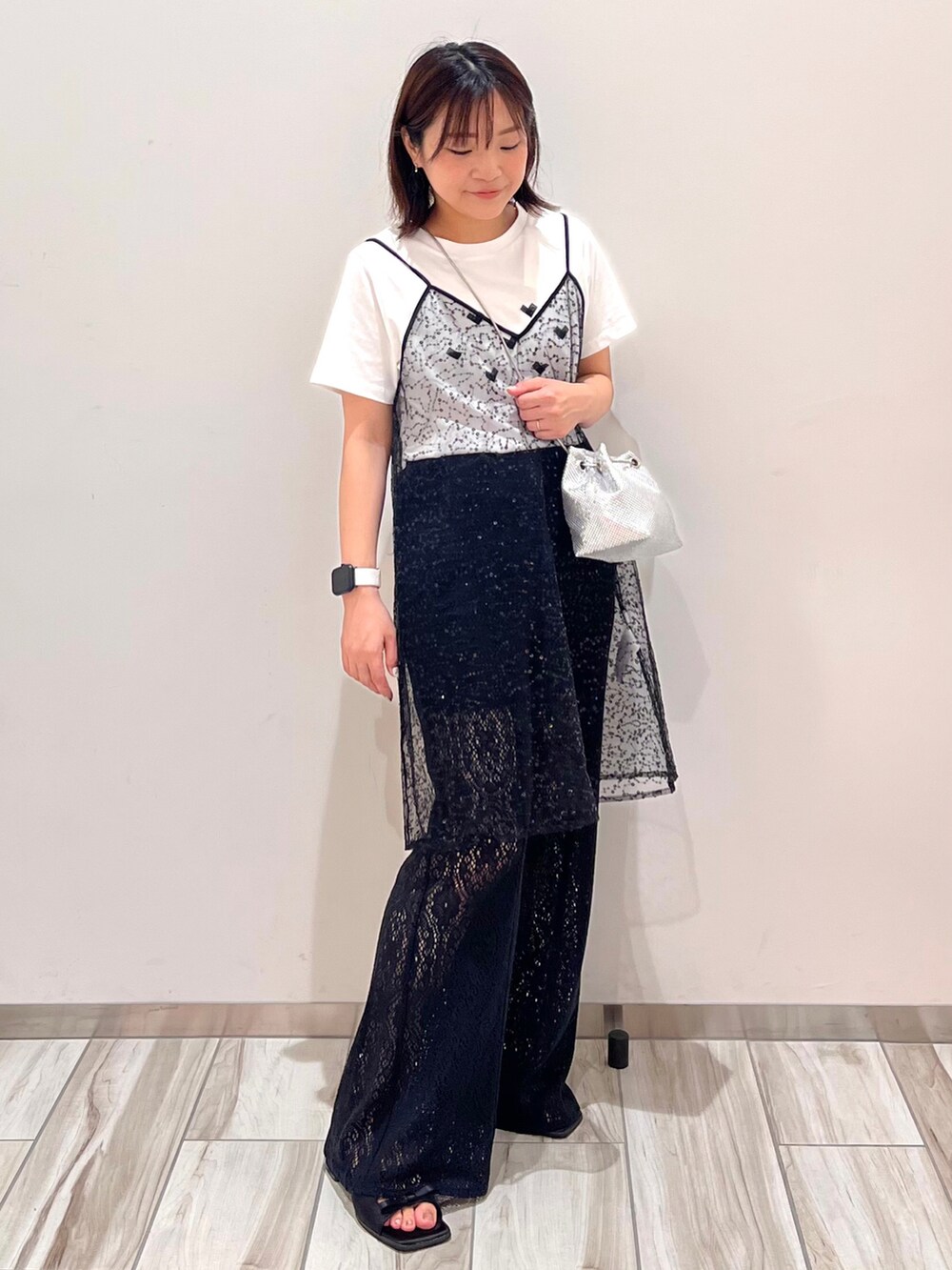 ブラウン系のテーラードジャケット、ホワイト系のTシャツ/カットソー、ブラック系のワンピースを着用したレディースの夏コーディネートの5枚目の写真