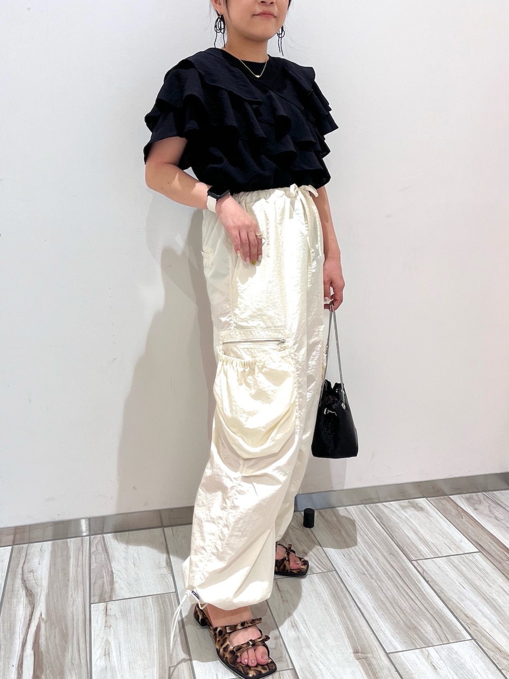 ブラック系のシャツ/ブラウス、ホワイト系のその他パンツ、ブラック系のショルダーバッグを着用したレディースの夏コーディネートの2枚目の写真