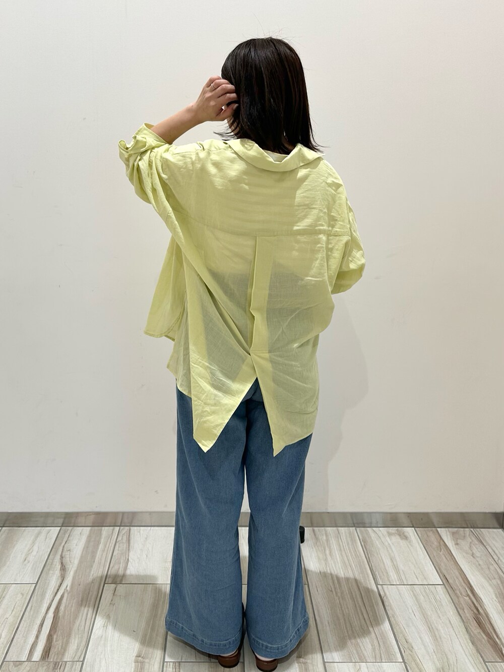 イエロー系のシャツ/ブラウス、ブラウン系のローファーを着用したレディースの夏コーディネートの4枚目の写真