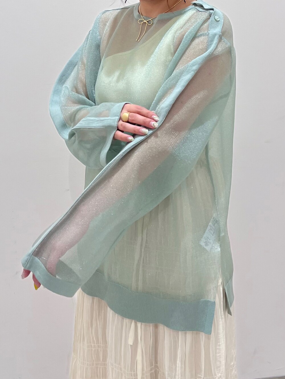 ホワイト系のショルダーバッグ、グリーン系のシャツ/ブラウス、ホワイト系のスカートを着用したレディースの春コーディネートの4枚目の写真