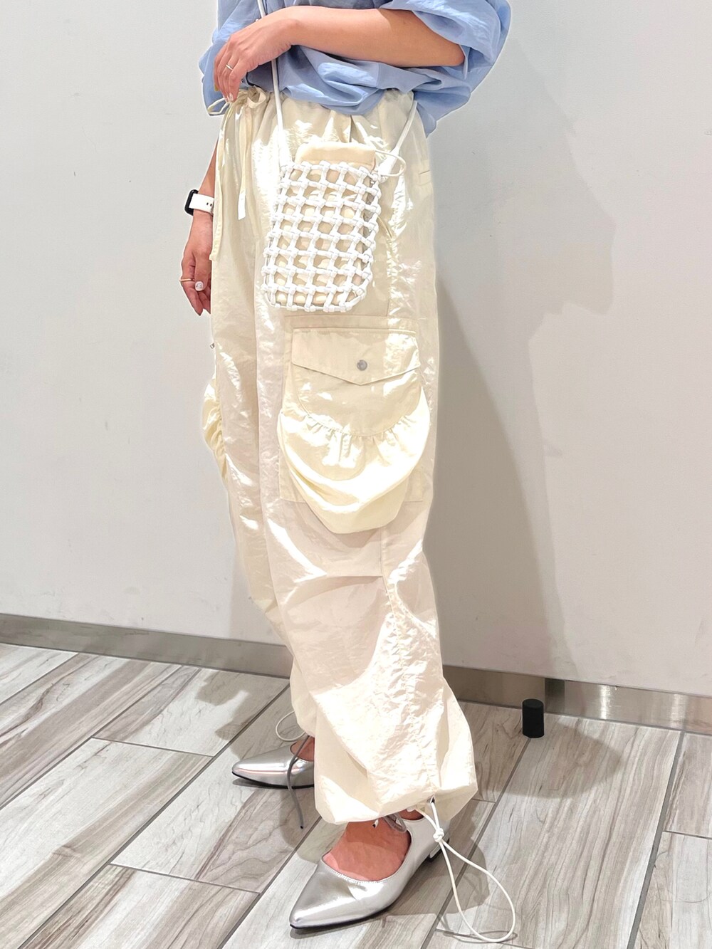 ブルー系のシャツ/ブラウス、ホワイト系のその他パンツ、ホワイト系のショルダーバッグを着用したレディースの夏コーディネートの4枚目の写真