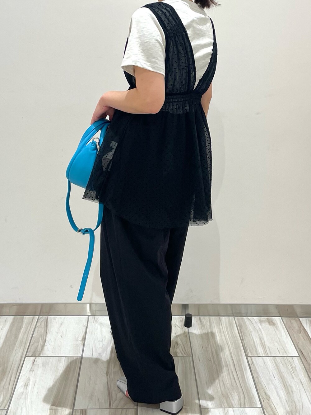 ブラック系のその他パンツ、ブラック系のシャツ/ブラウス、グレー系のTシャツ/カットソーを着用したレディースの春コーディネートの3枚目の写真