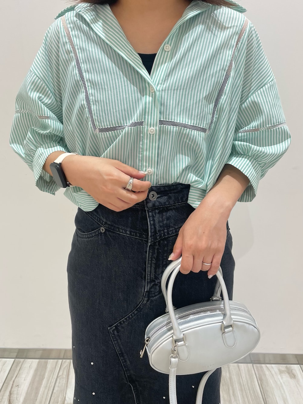 ブラック系のデニムスカートを着用したレディースの夏コーディネートの3枚目の写真