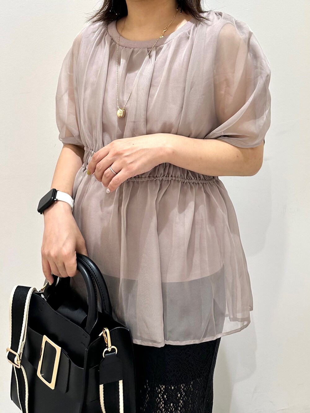 ベージュ系のTシャツ/カットソー、ブラック系のその他パンツ、ブラック系のハンドバッグを着用したレディースの夏コーディネートの2枚目の写真