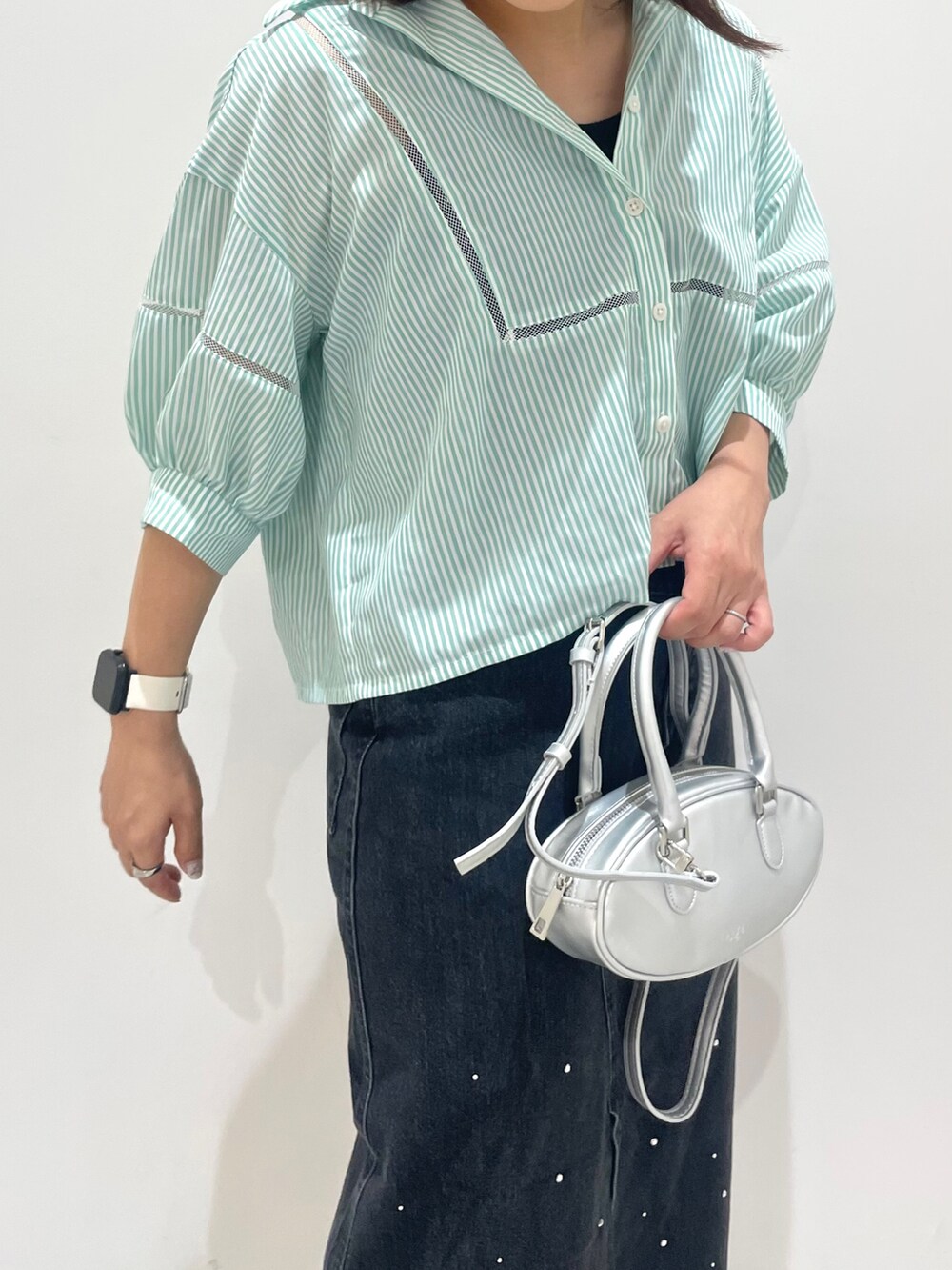 ブラック系のデニムスカートを着用したレディースの夏コーディネートの4枚目の写真