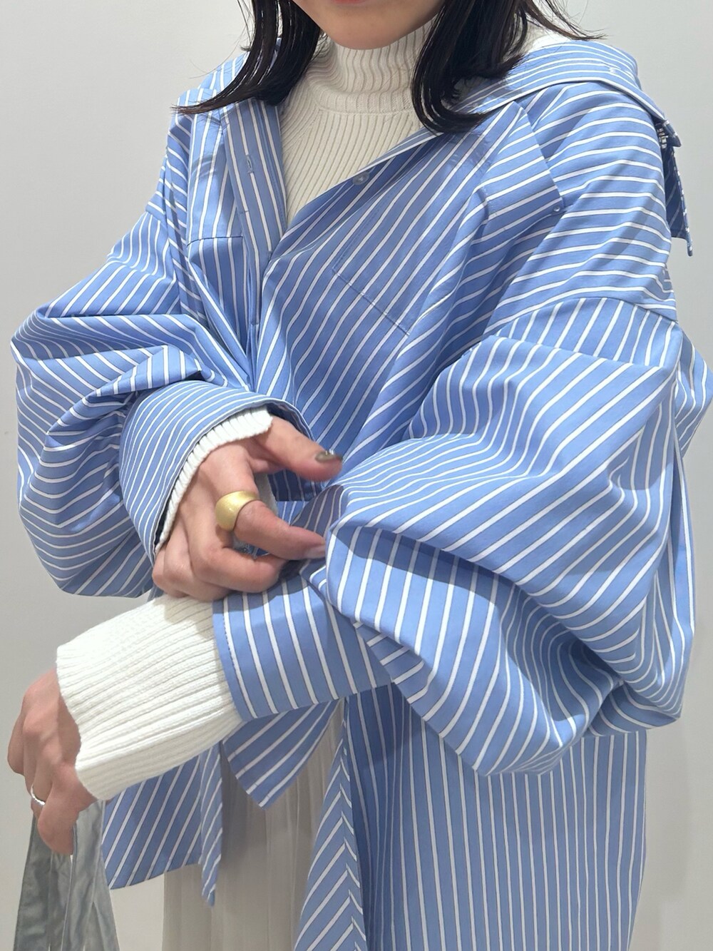 ホワイト系のブーツ、シルバー系のトートバッグ、ホワイト系のスカートを着用したレディースの冬コーディネートの5枚目の写真