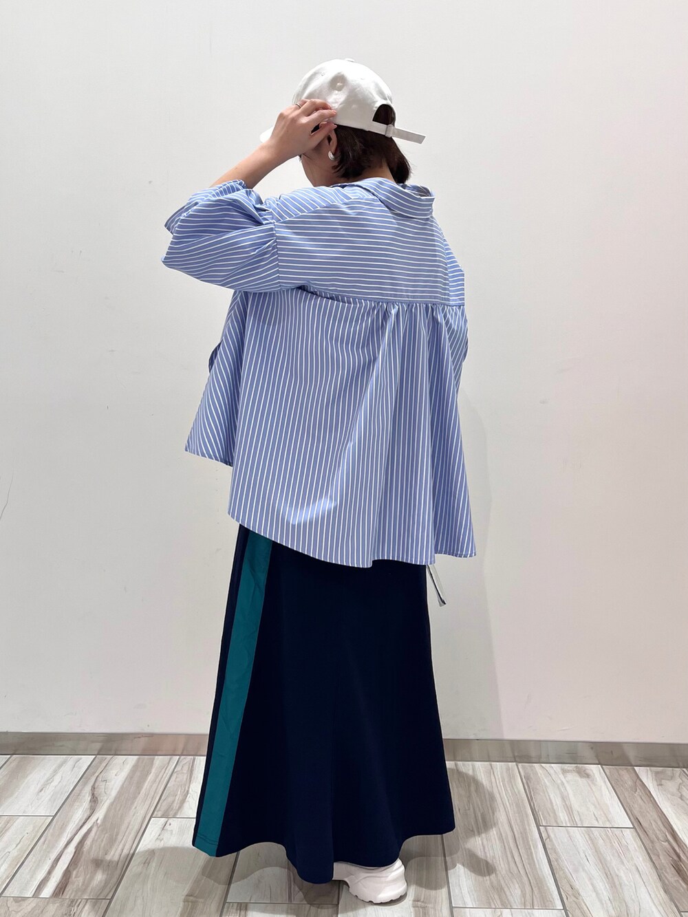 ブルー系のシャツ/ブラウス、ブルー系のスカートを着用したレディースの冬コーディネートの4枚目の写真