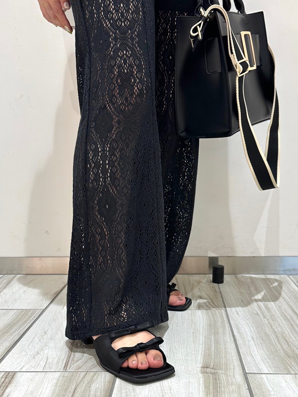 ベージュ系のTシャツ/カットソー、ブラック系のその他パンツ、ブラック系のハンドバッグを着用したレディースの夏コーディネートの4枚目の写真