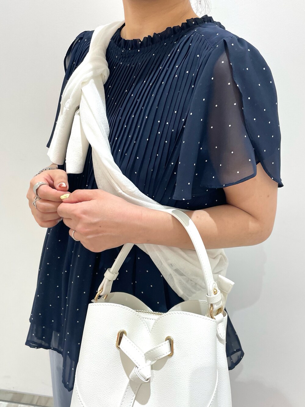 ブルー系のその他パンツ、ブルー系のシャツ/ブラウス、ホワイト系のカーディガン/ボレロを着用したレディースの春コーディネートの3枚目の写真