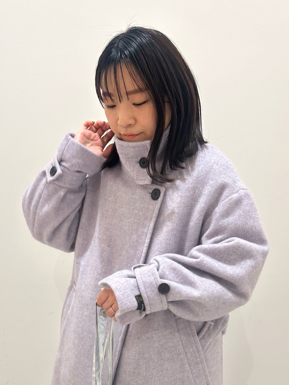 シルバー系のトートバッグ、パープル系のその他アウター、ブルー系のシャツ/ブラウスを着用したレディースの冬コーディネートの3枚目の写真